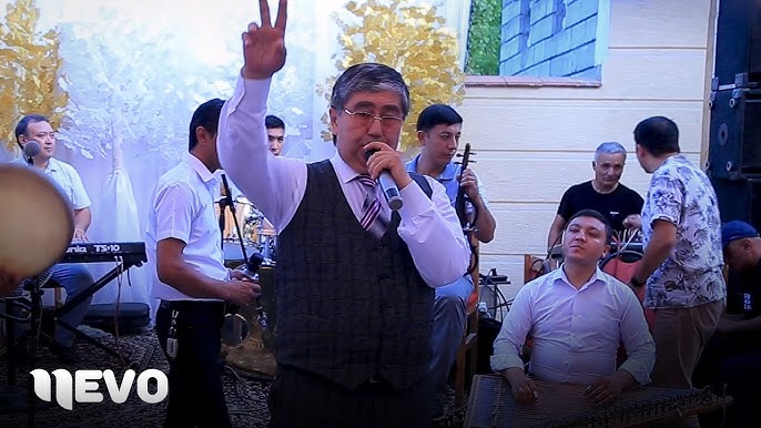 Bir yigit fotosuratlarda yalangoch dumbasini korsatmoqda