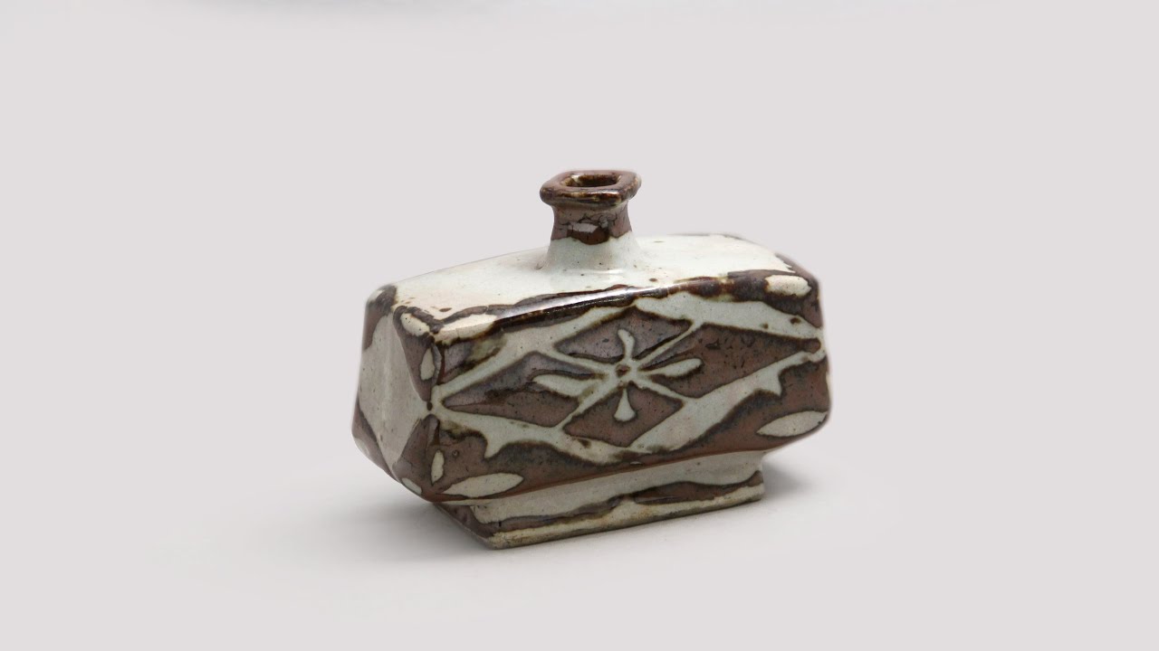 河井寛次郎「白地鉄釉菱花文扁壷」 - YouTube
