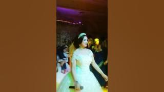 اجمل صوت عروسة تغنى ل يارا في حفل زفافها😍😍😍😘