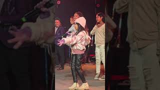 Demostrando su talento en concierto de Corazón Serrano