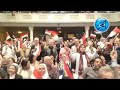 صلاح عبدالله يتفاعل بالعلم المصري مع علي الحجار في حفل الجامعة الأمريكية