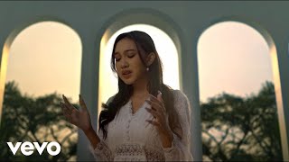 Video voorbeeld van "Raissa Ramadhani - Berpisah Lebih Indah (Official Music Video)"