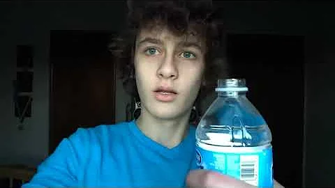 gringo se bebe el agua de un trago v: