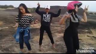 Story WA cewek joget holiday