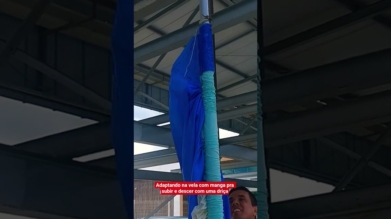 ⁣adaptando na vela um sistema de subir e descer com uma driça.
