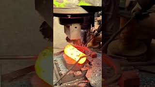 Proses mengepress besi panas dengan alat anti panas dengan mudah #shorts
