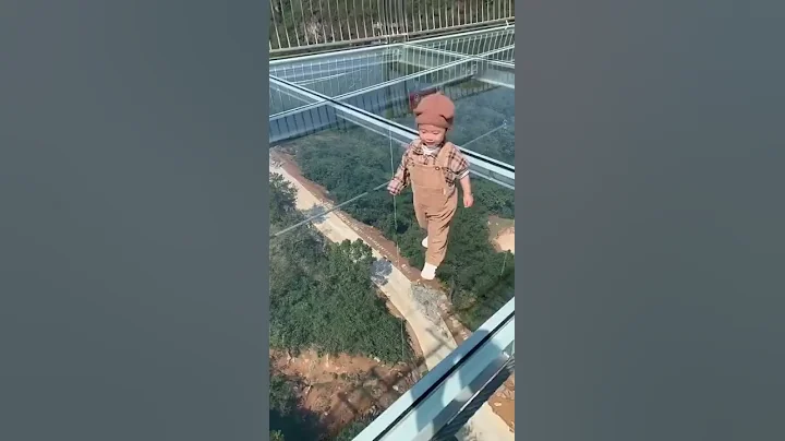 Baby walking on glass walkway #shorts #kids - DayDayNews
