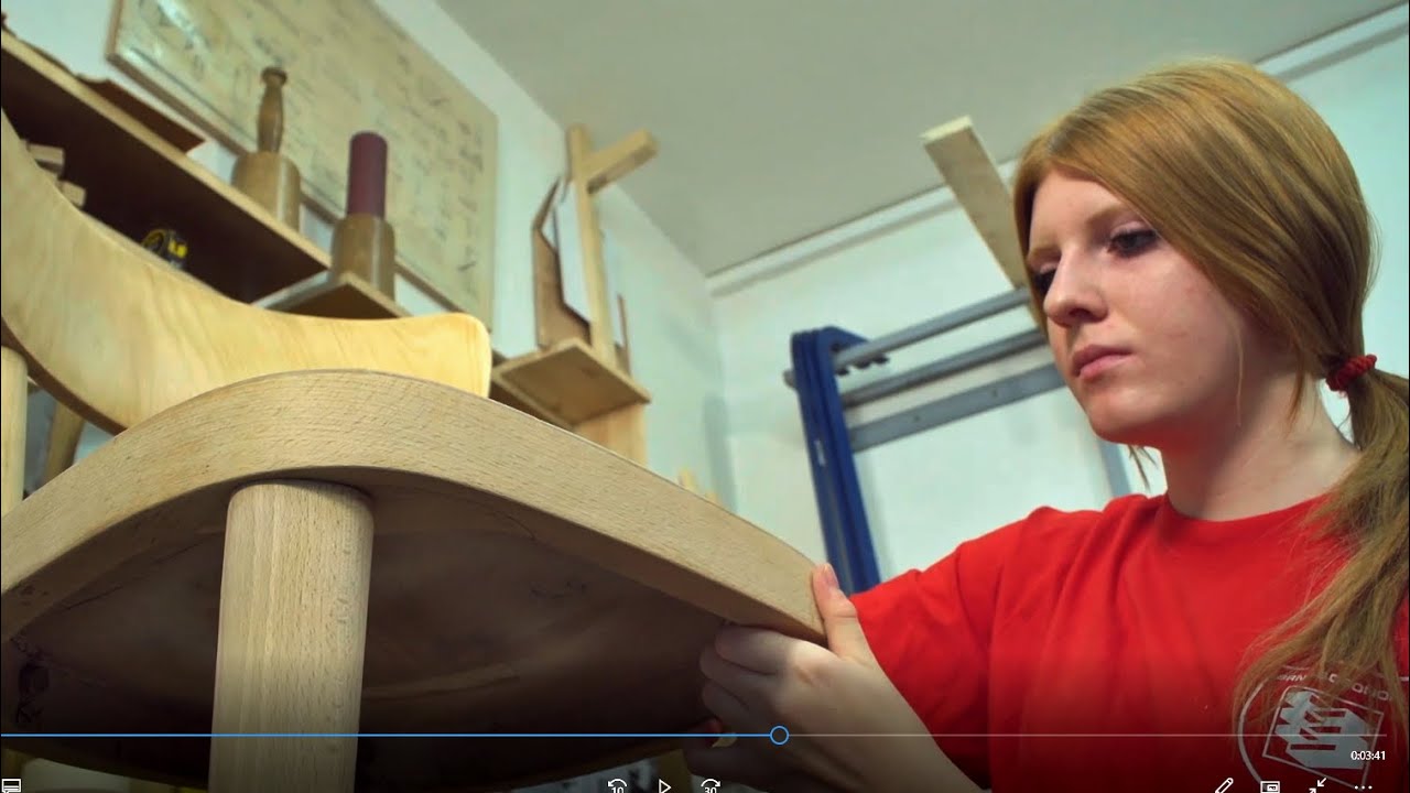 PŘÍBĚH STARÉHO NÁBYTKU