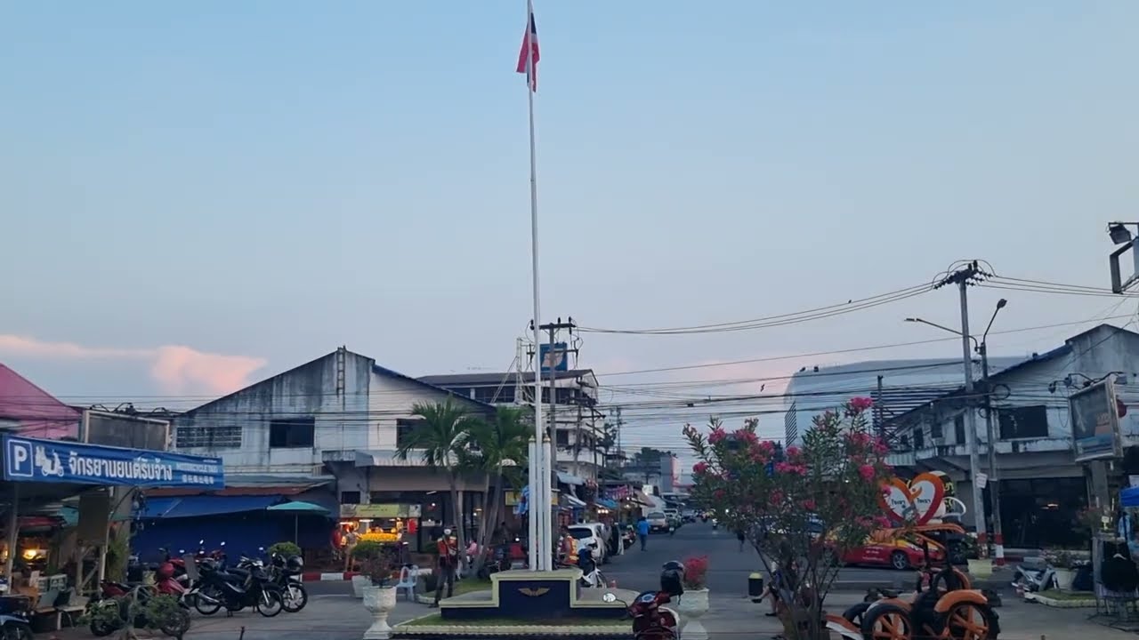 เทียบเวลา / เคารพธงชาติ เวลา 18:00 น. (28 มี.ค. 2566) ที่สถานีรถไฟศรีสะเกษ