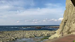 JR五能線 千畳敷駅近くの絶景すぎる青々とした海-The lush sea near Senjojiki Station on the JR Gono Line