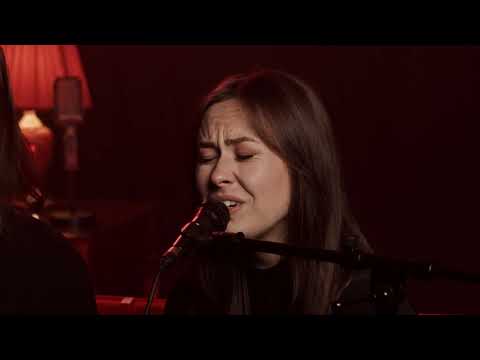 Kadi Beth - Deep Blue Sea :: Red Couch Session (Acoustic Performance)
