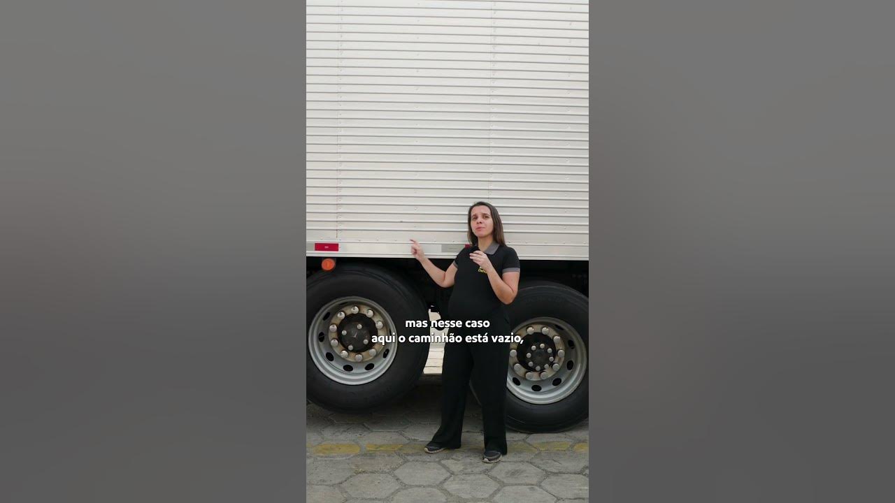 Você sabe por que alguns caminhões andam com o eixo suspenso? 🚛💭