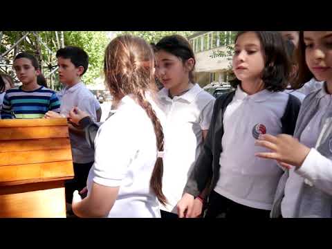 UG სკოლის მოსწავლეებმა უპატრონო ძაღლებისთვის სახლები დაამზადეს.