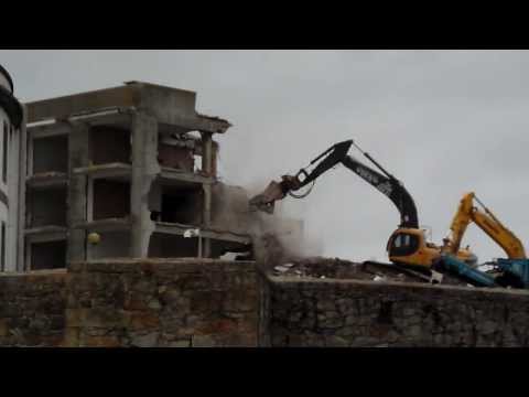 Obras de derribo en el abandonado edificio de Sanidad Militar en la zona de la Maestranza - Coruña