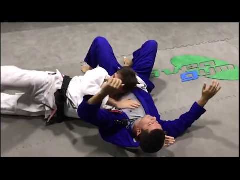 Jiu-Jitsu: Um estragulamento rodado usando a lapela, com Pedro Rabello