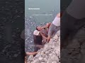 Момент спасения ребенка из сточной ямы в секторе Газа