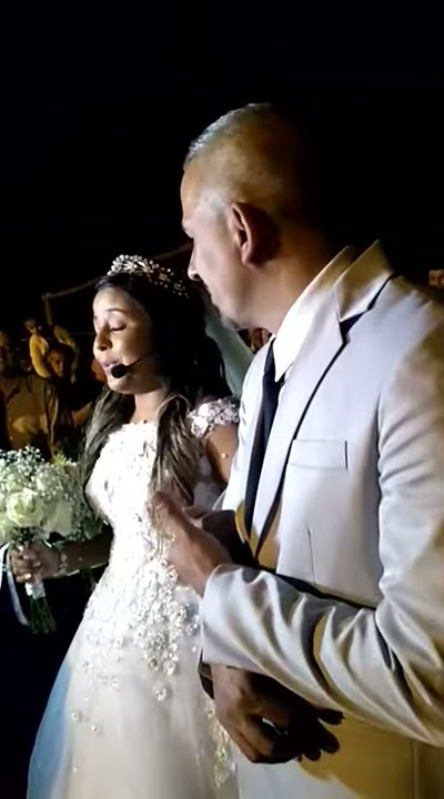 Noiva se emociona no casamento cantando #Shorts