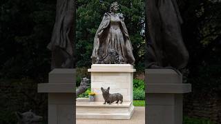Памятник Елизавете II с её любимыми корги