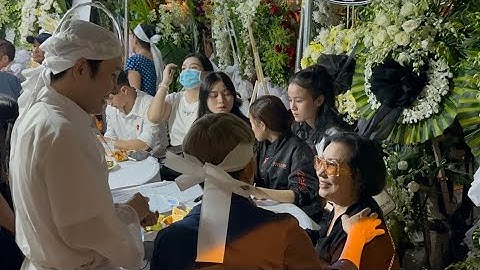 Nghệ sĩ Kiều Tiên đến viếng NSUT Vũ Linh nghẹn ngào nước mắt