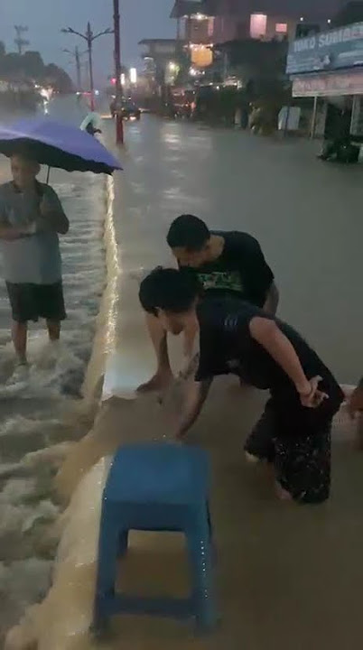 hujan mulai jm 1 mlam sampai jam 10 pagi.... banjir jln utama.. trotoar di bngkar warga