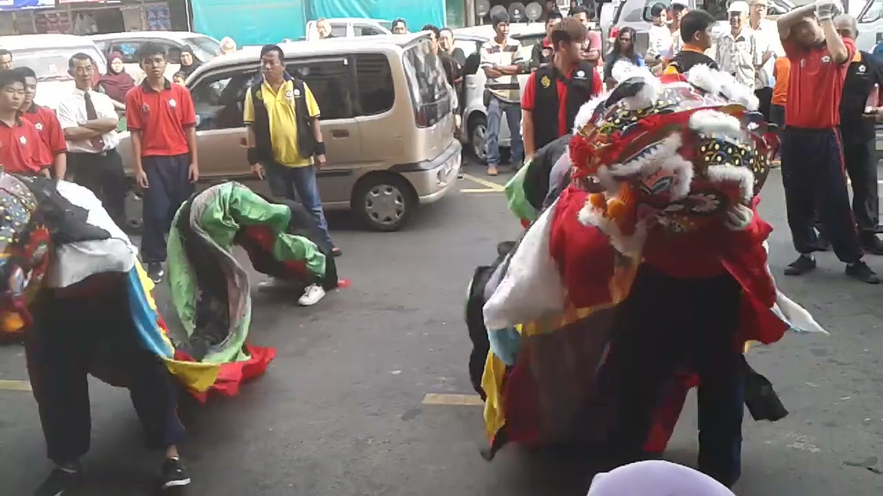 马来西亚 沙巴州 山打根客家公会麒麟团-----2017年2月11号于山打根八里巴刹进行新春打棚表演     #麒麟 #中华文化 #传承传统 #客家文化