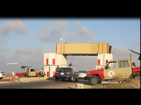 مشاهد لوحدات الشرطة العسكرية وقوات الأمن المتمركزة على طول الطريق بمناطق الهلال النفطي