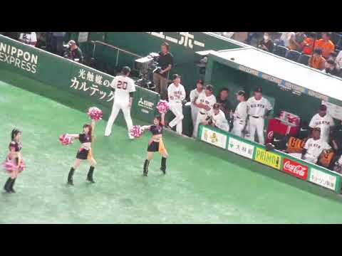 ジャイアンツ選手たちの入場 送り出す長野久義などベンチの巨人選手【2023年8月3日 読売ジャイアンツ対 ヤクルトスワローズ】