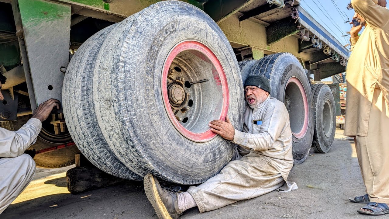 Pakistani Mechanic's Extreme Challenge Fixing a Shattered Axel Broken Miles from Help 