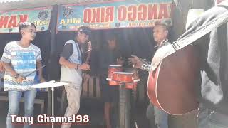 Pengamen terbaik yg membawakan lagu tembang tresno.!! Tak di sangka ternyata bapak ini bersuara emas