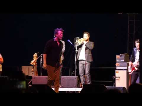 Anderson East covers the song "Hold on I'm coming" at Blues & BBQ (Breakdown)