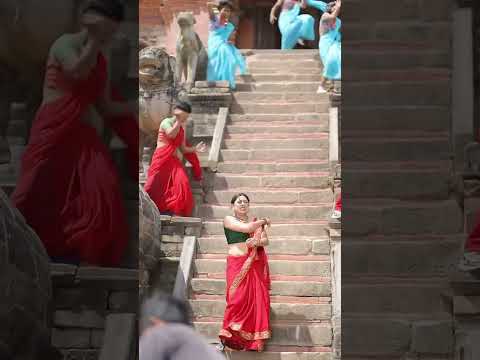 durga nachhe bich