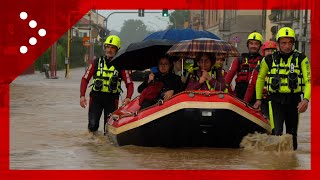 Alluvione nella zona est della provincia di Milano, vigili del fuoco soccorrono persone con gommoni