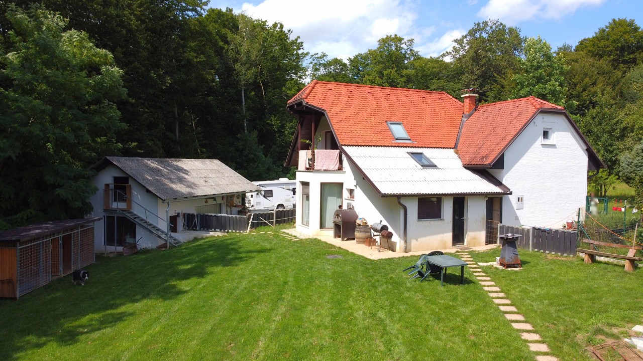 Takoj vseljiva hiša z 1,1 ha zemljišča/ Bezugsfertiges Haus mit 1,1 ha Land in Slowenien
