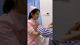 Momen sweet Seorang perawat cantik yang merawat pasiennya|video singkat