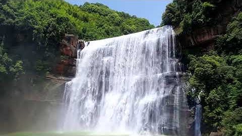 Thác nước tuyệt đẹp trong rừng mùa hè; Thác nước trong vắt trong thời tiết nắng