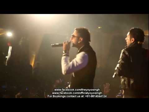 Yo Yo Honey Singh and Mafia Mundeer performing in Noida @ Tech Mahindra Live Part-1 mp3 ke stažení