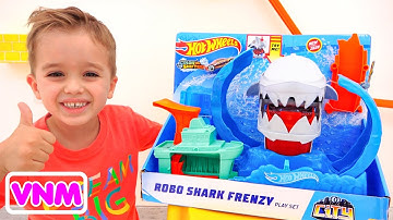 Nikita vui chơi với xe đồ chơi Hot Wheels City