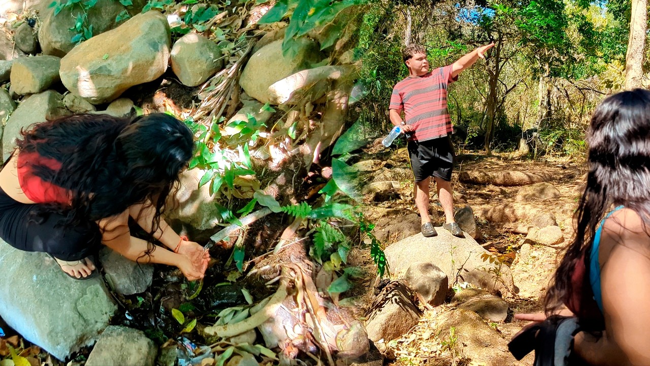 Bebiendo Agua del Tronco de Un Árbol 🤩 Oluga sigue enojado con Bety!