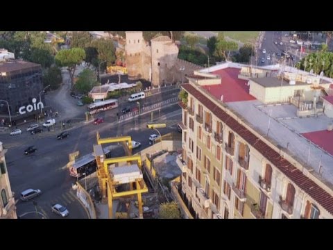 Video: Come Andare Dalla Stazione Della Metropolitana Teatralnaya Alla Stazione Di Piazza Della Rivoluzione