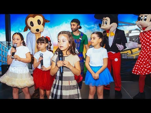 შეხვედრა ბავშვებთან, სადაც ემილიამ იმღერა თავისი სიმღერები