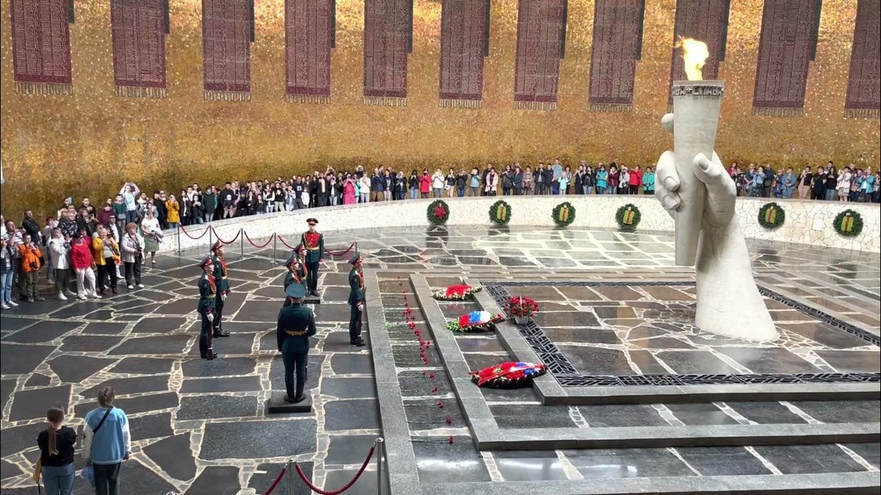 Смена почетного караула на мамаевом кургане. Вечный огонь волгоград мамаев курган. Смена караула на мамаевом кургане видео. Мамаев курган волгоград смена караула. Волгоград мамаевский курган зал воинской славы.
