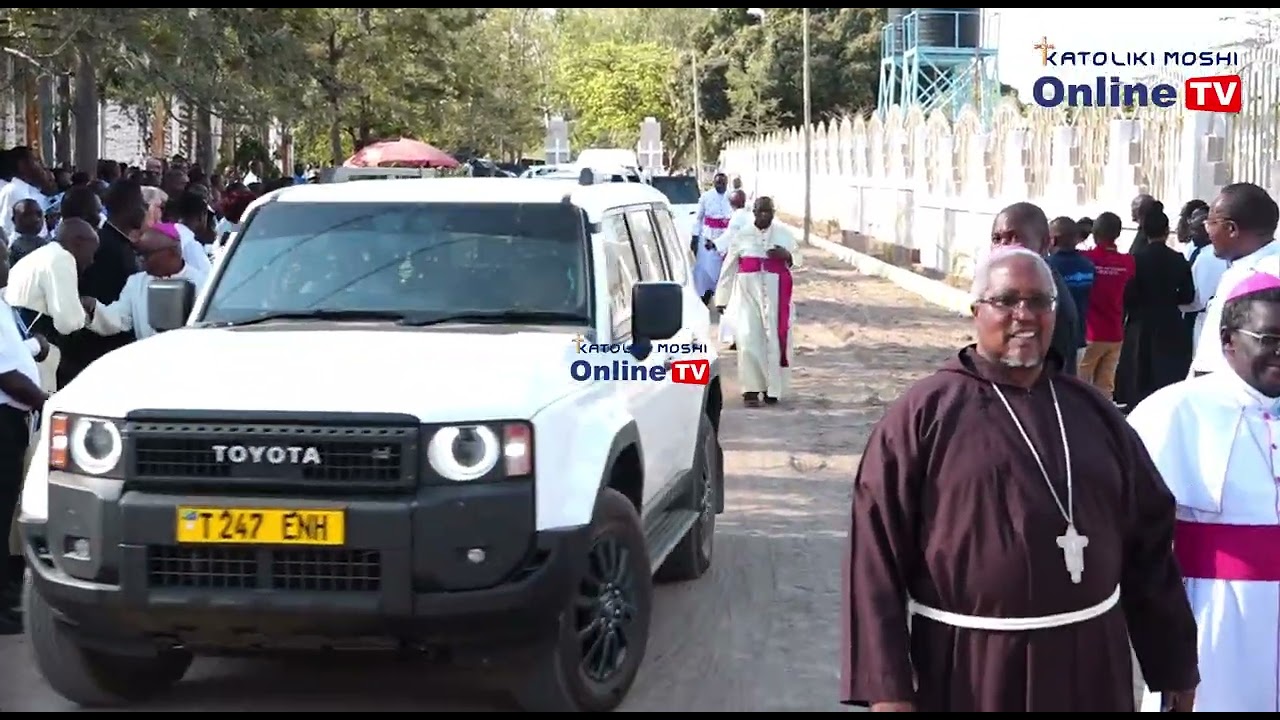 TAZAMA SHANGWE MAPOKEZI YA MAASKOFU KIPALAPALA SEMINARY MASIFU YA JIONI KUELEKEA JUBILEE- TABORA