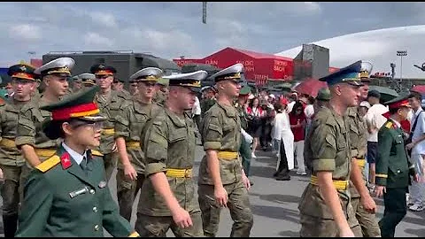 Quân nhân Nga, Lào, Campuchia tham quan Triển lãm thành tựu 80 năm của Việt Nam