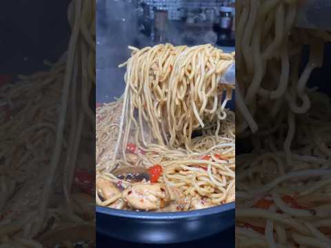 15-минутный нудо с курицей и овощами 😍 Сохраняй и повторяй, это очень просто 🩶