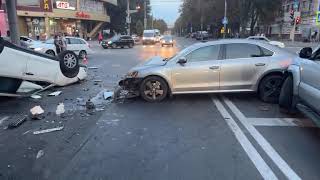 видео: Серйозна автотроща у Дніпрі одна з машин перекинулася на дах картинка: Серйозна автотроща у Дніпрі одна з машин перекинулася на дах