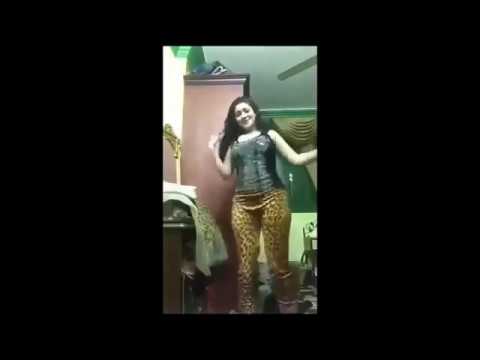 رقص بنت مراهقة فى غرفة نومه وتصور نفسه