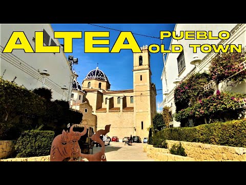 Caminando por el Casco Antiguo Altea Pueblo (Benidorm, Alicante, Valencia, España)