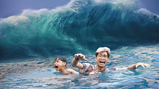 JADI GINI RASANYA JIKA TSUNAMI SUPER BESAR TERJADI! BOCIL SAMPAI HILANG, HANYA 1 ORANG YG SELAMAT!!!