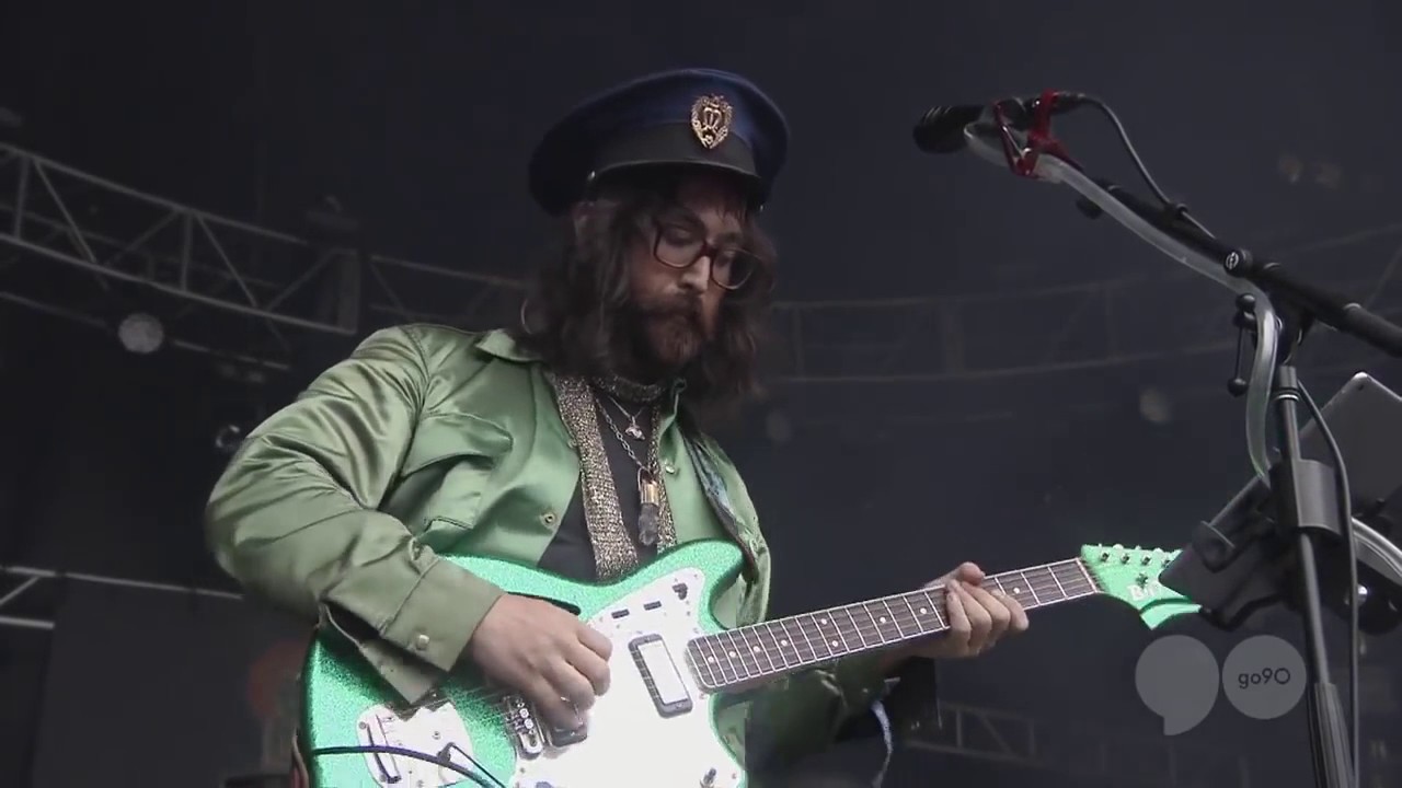 The claypool lennon. Лес Клейпул Bass. Лес Клейпул с женой. The Claypool Lennon delirium. Claypool Lennon delirium South of reality.