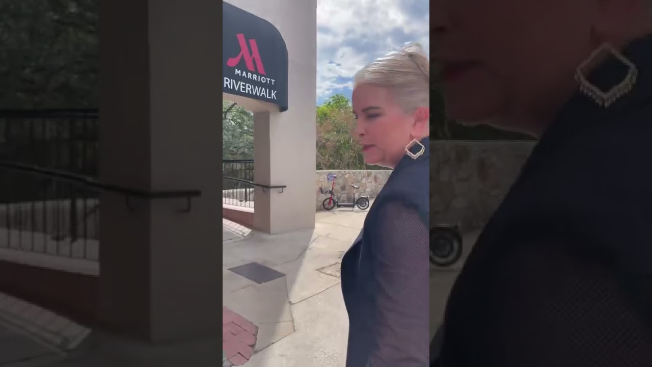 Pathway between Marriott Rivercenter Hotel and Marriott Riverwalk Hotel